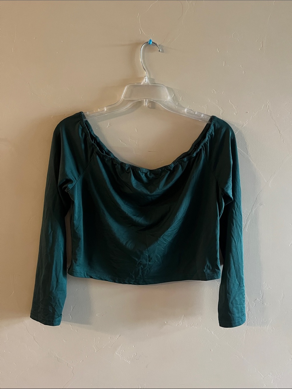 Off-Shoulder Long Sleeve Crop Top in Green